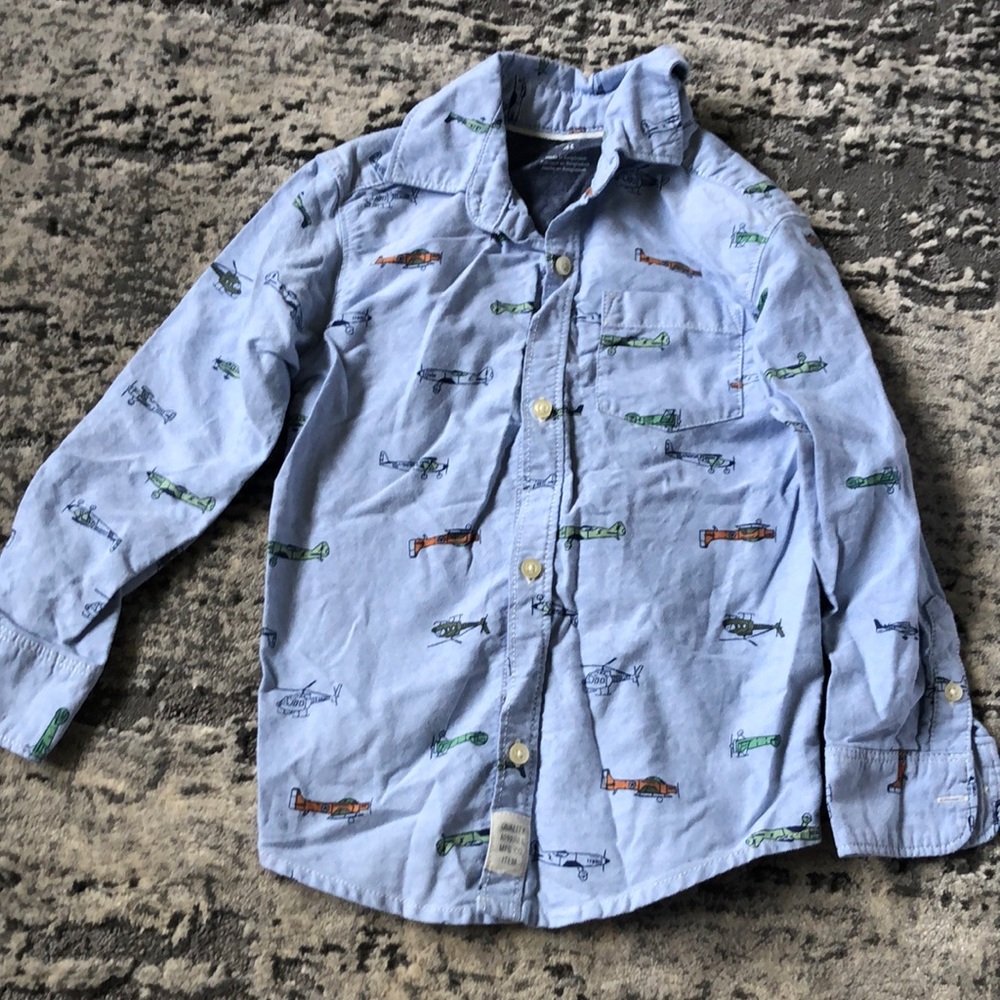EUC boys Carter’s plane graphic print button down top.